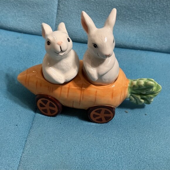 Cracker Barrel Salt And Pepper Shakers, Bunnies, Rabbits, In Carrot Car - Picture 1 of 7